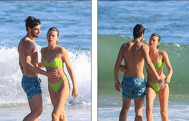 Georgia Fowler vô tư bán nude trên biển ảnh 2