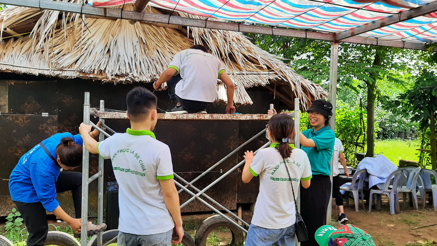 Mang Trung thu yêu thương tới xóm chài nghèo ở Hà Nội ảnh 1