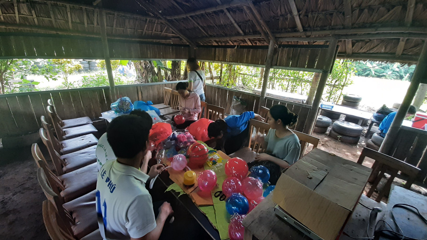 Mang Trung thu yêu thương tới xóm chài nghèo ở Hà Nội ảnh 2