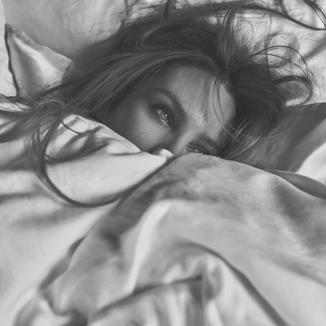 Biểu tượng sắc đẹp Nam Phi táo bạo bán nude trên nóc nhà cao tầng ảnh 6