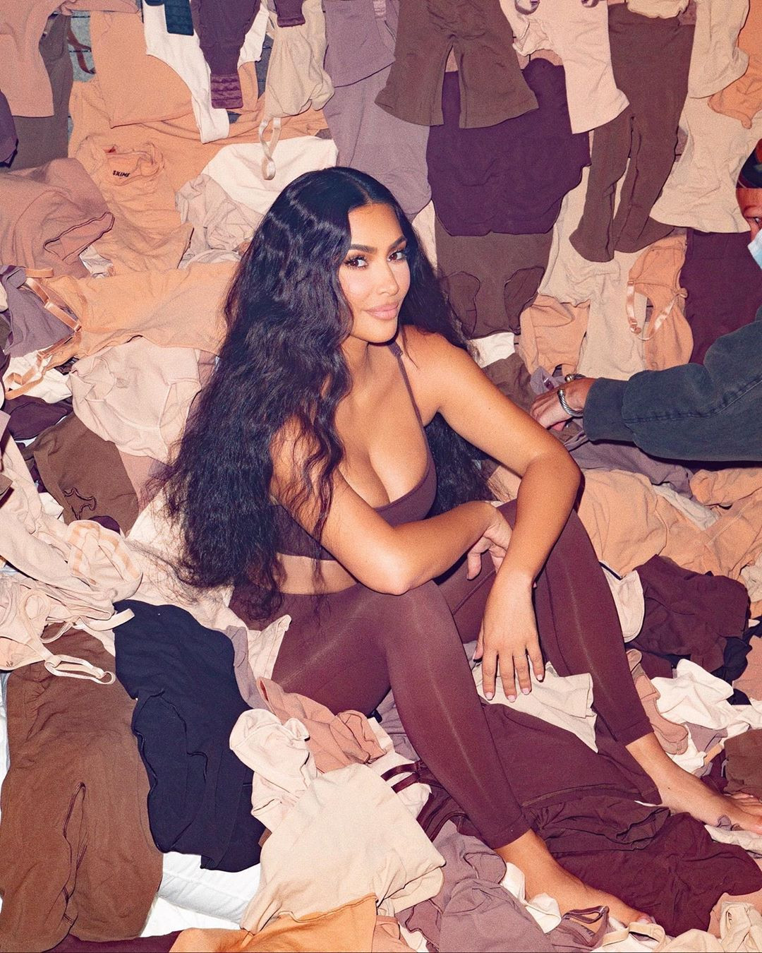 Kim Kardashian thả dáng bốc lửa trên biển Malibu ảnh 8