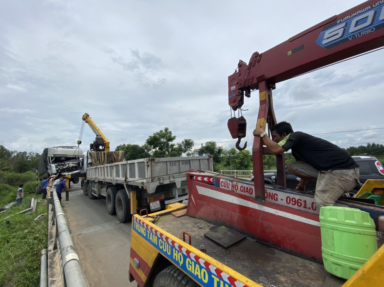 Nhân chứng vụ ô tô 'đấu đầu' 8 người chết tiếc nuối vì không đủ dụng cụ cứu nạn ảnh 1