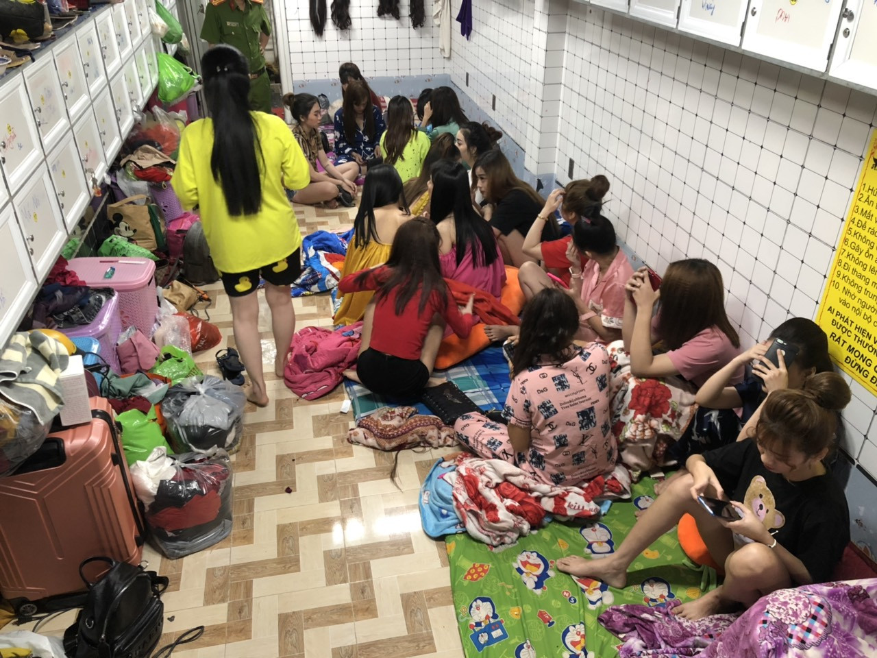 Hàng chục người phê ma túy trong quán karaoke đóng kín cửa lúc giữa đêm ảnh 3