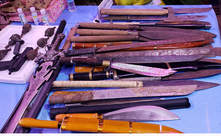 Người Sài Gòn rủ nhau đi nộp đao kiếm, súng đạn cho Công an ảnh 2