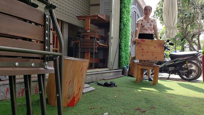 Bỏ 500 nghìn đồng thuê người tạt sơn, mắm tôm quán cà phê vì mâu thuẫn ảnh 1