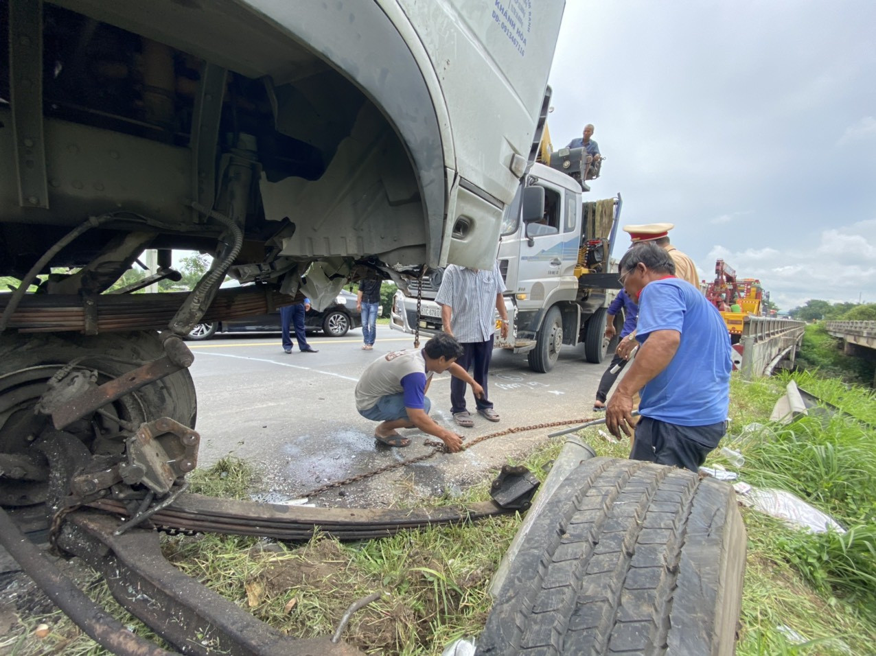 Nhân chứng vụ ô tô 'đấu đầu' 8 người chết tiếc nuối vì không đủ dụng cụ cứu nạn ảnh 3