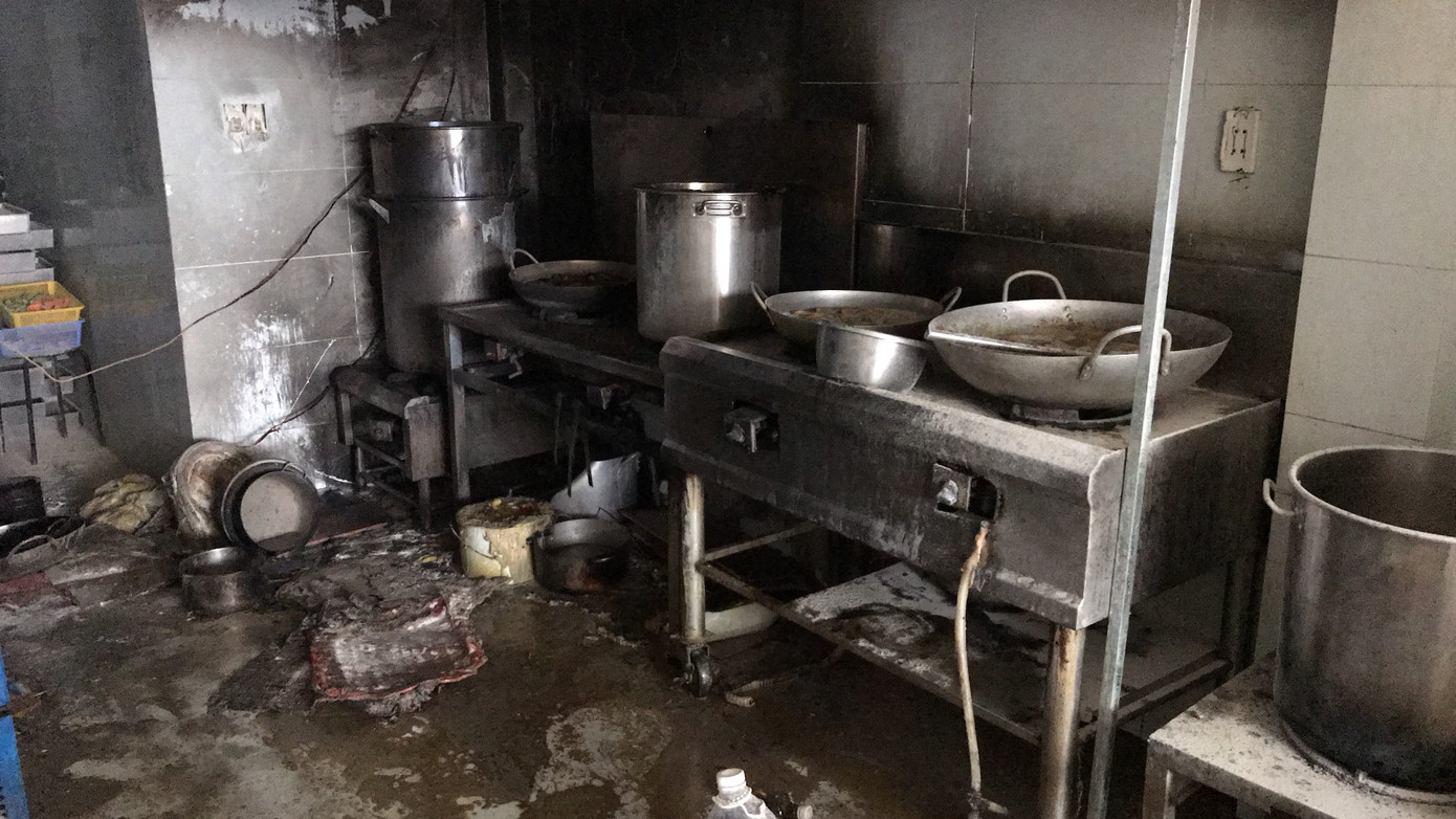 Giải cứu 7 người kẹt trong ‘biển lửa’ ở trung tâm Sài Gòn ảnh 2