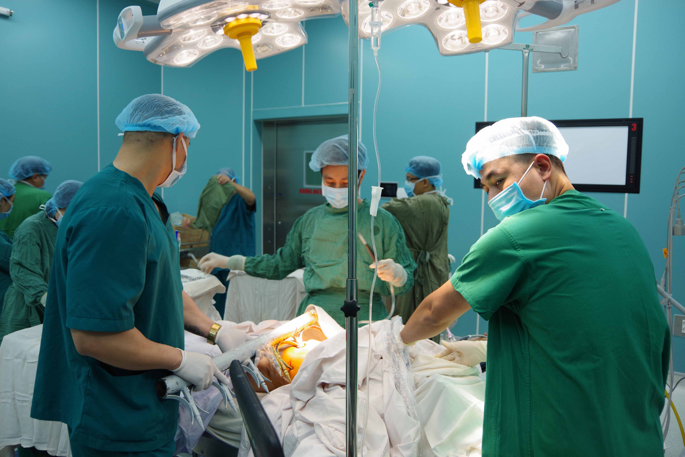 Cắt hàng rào sắt cứu người đàn ông bị đâm thủng bụng ảnh 2