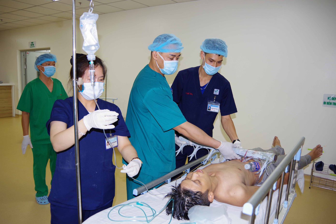 Cắt hàng rào sắt cứu người đàn ông bị đâm thủng bụng ảnh 1