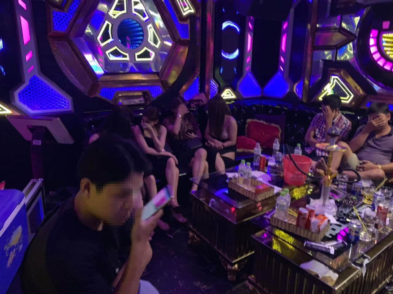 Công an ‘đột kích’ karaoke, bắt quả tang nhiều người phê ma tuý ảnh 2
