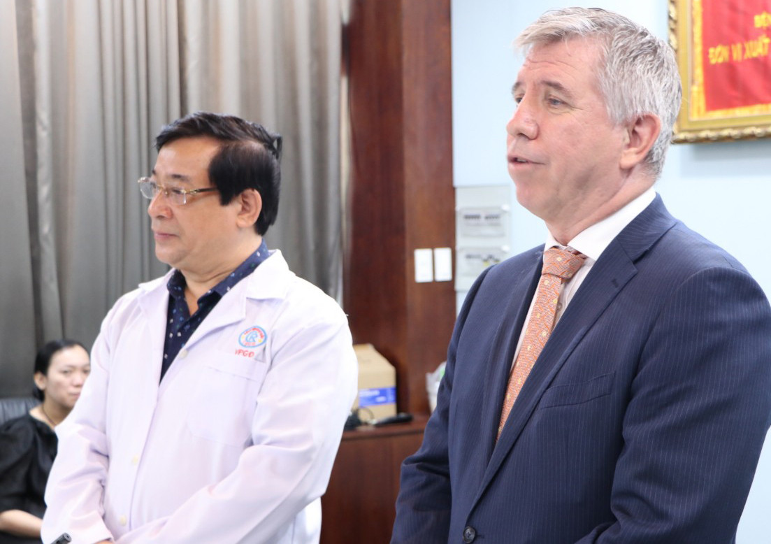 Bệnh nhân phi công người Anh trải qua 4 chặng bay để về Scotland ảnh 2