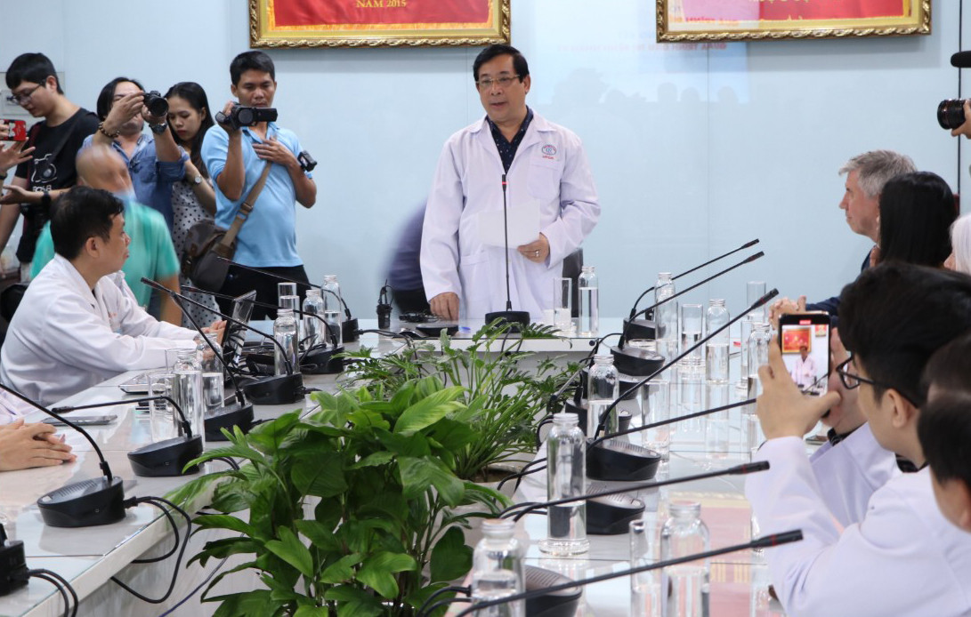 Bệnh nhân phi công người Anh trải qua 4 chặng bay để về Scotland ảnh 1