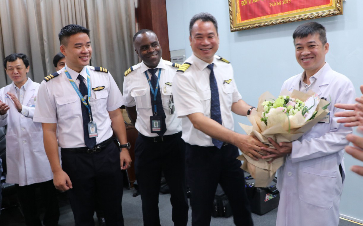 Bệnh nhân phi công người Anh trải qua 4 chặng bay để về Scotland ảnh 3