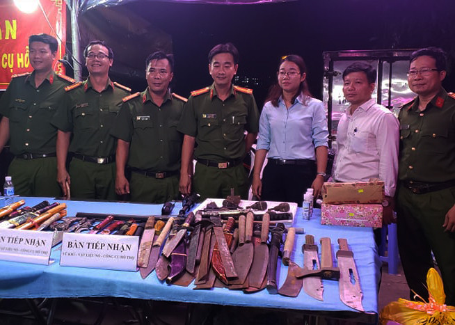 Người Sài Gòn rủ nhau đi nộp đao kiếm, súng đạn cho Công an ảnh 3