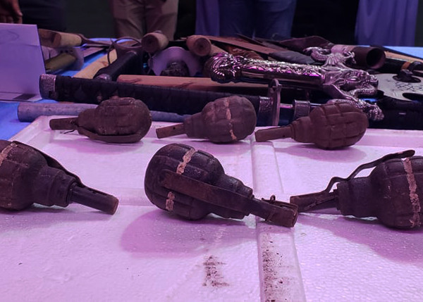 Người Sài Gòn rủ nhau đi nộp đao kiếm, súng đạn cho Công an ảnh 1