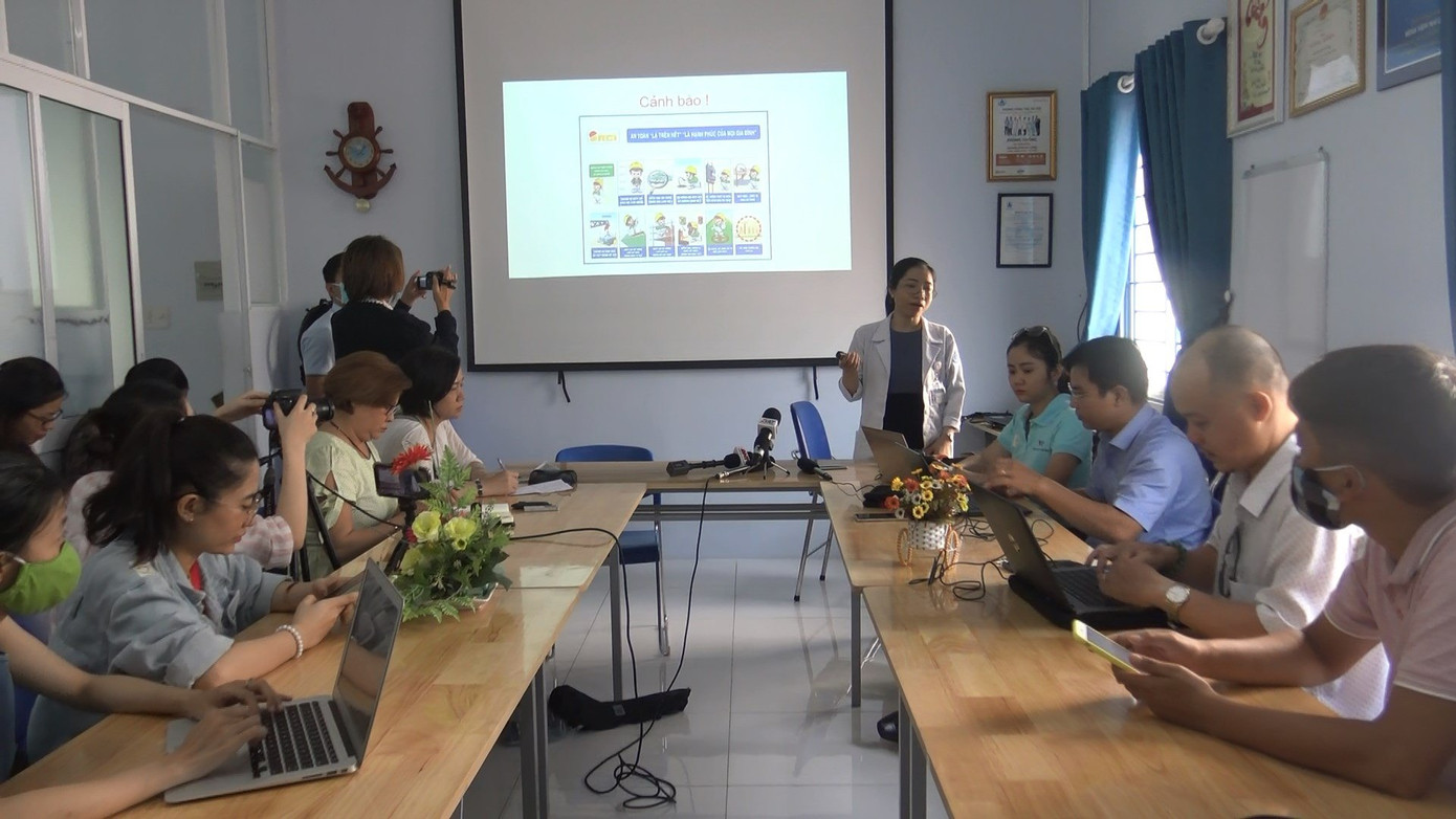 Cuốn tóc vào máy xay đá, bé 11 tuổi bị tróc da đầu lộ cả hộp sọ ảnh 2