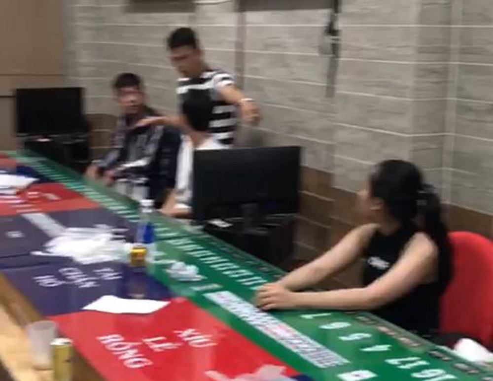 Đột kích sòng bạc trực tuyến trong khu dân cư, bắt giữ hàng chục người ảnh 1