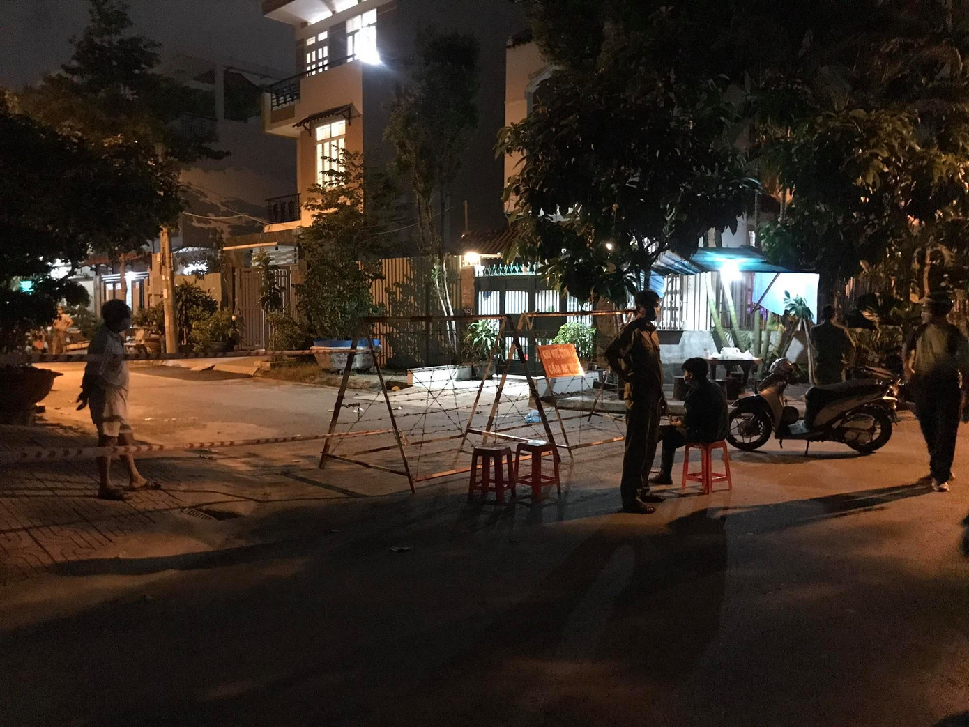 Phong tỏa đoạn đường có hơn 40 hộ dân ở Sài Gòn vì ca nghi mắc COVID-19 ảnh 1
