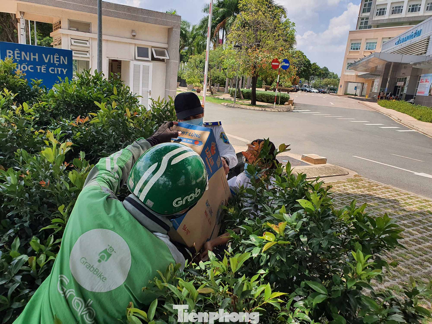 An ninh thắt chặt tại Bệnh viện Quốc tế City sau khi có người nghi mắc COVID-19 ảnh 8