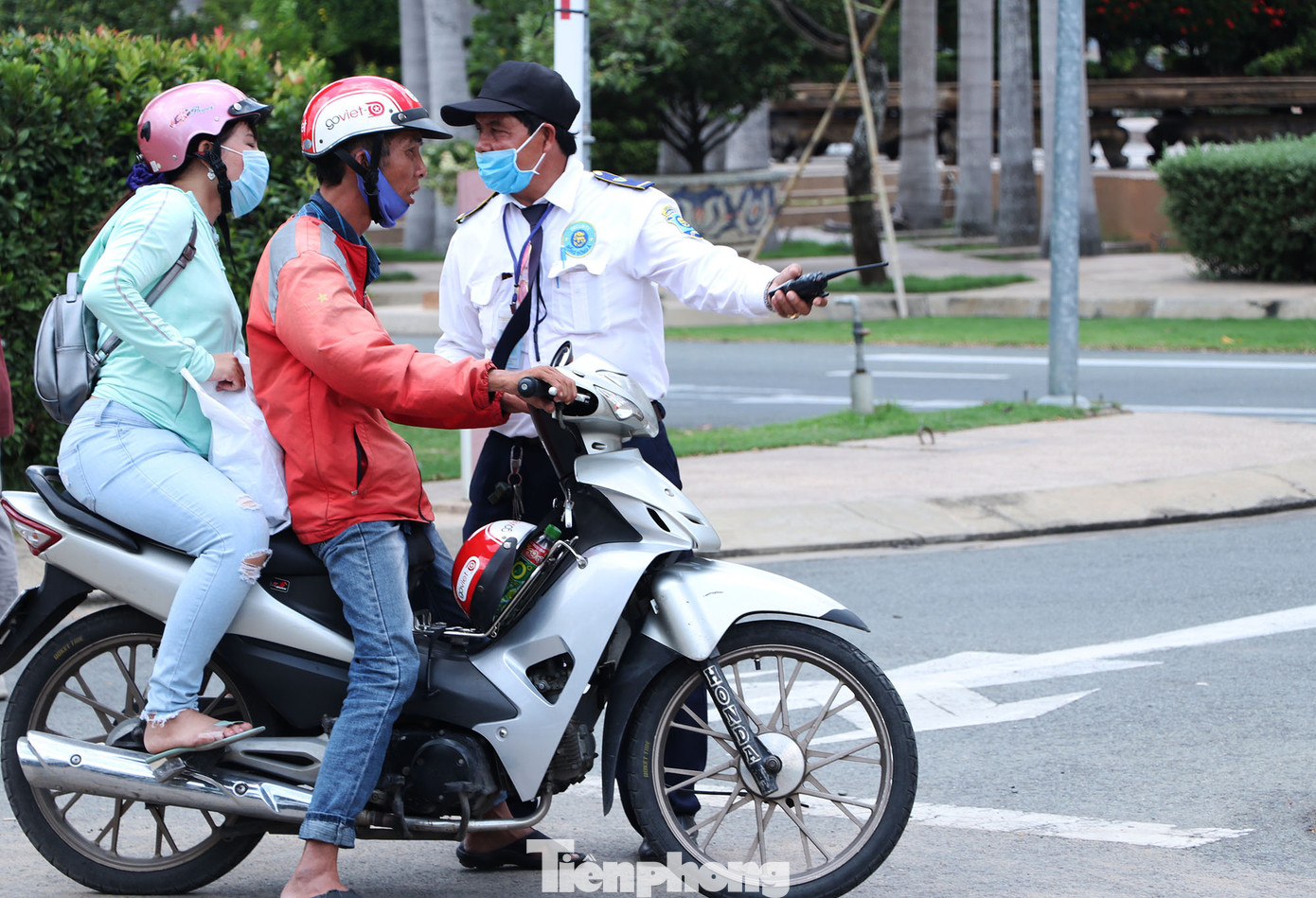 An ninh thắt chặt tại Bệnh viện Quốc tế City sau khi có người nghi mắc COVID-19 ảnh 7