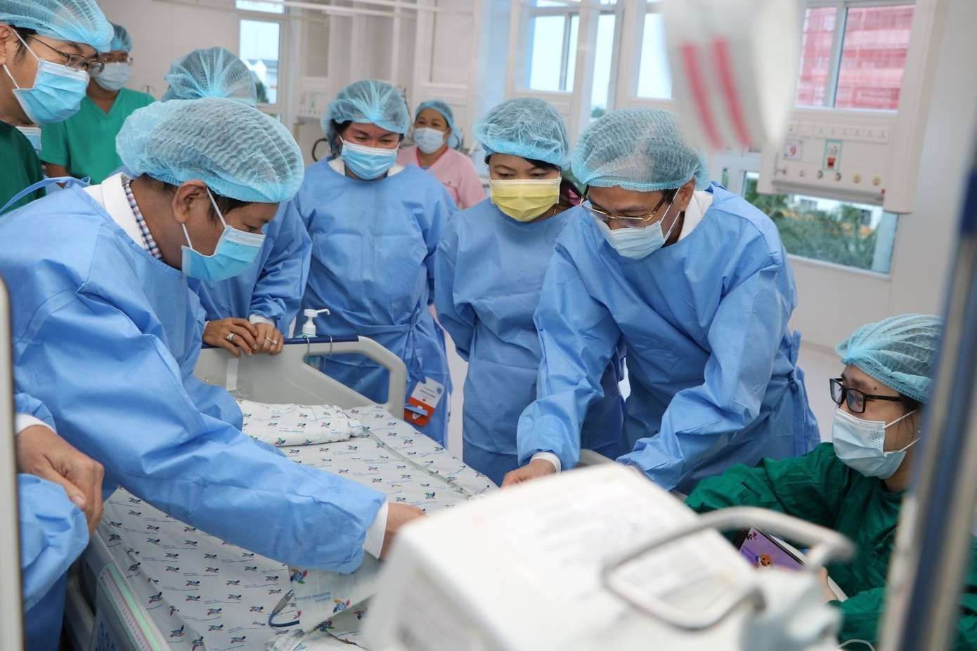 ‘Song Nhi’ dính liền nhau được cai máy thở, hồi phục tốt sau phẫu thuật 12 ngày ảnh 1