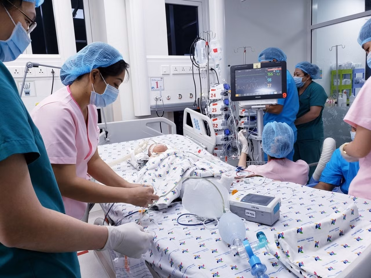 Thủ tướng chúc mừng êkip phẫu thuật tách rời cặp song sinh ảnh 1