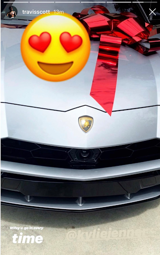 Nhẫn kim cương, xe hơi, ban nhạc, còn gì mà Kylie Jenner không dám tặng bạn bè? ảnh 7