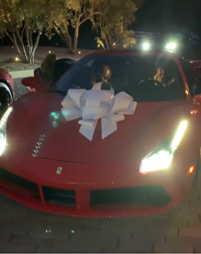 Nhẫn kim cương, xe hơi, ban nhạc, còn gì mà Kylie Jenner không dám tặng bạn bè? ảnh 4