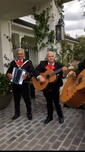 Nhẫn kim cương, xe hơi, ban nhạc, còn gì mà Kylie Jenner không dám tặng bạn bè? ảnh 9