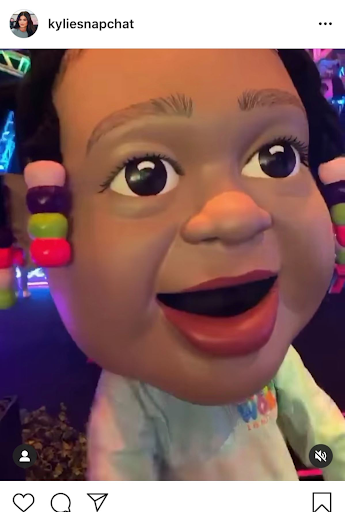 Nhẫn kim cương, xe hơi, ban nhạc, còn gì mà Kylie Jenner không dám tặng bạn bè? ảnh 1