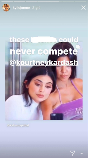 Kendall Jenner và bạn bè “diễu hành” xe mừng sinh nhật Kourtney Kardashian ảnh 4