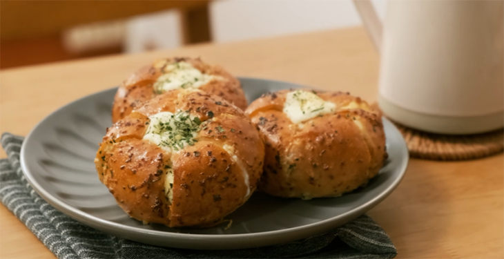Học lỏm ngay công thức tự làm bánh mì bơ tỏi phô mai Hàn Quốc đang "hot" xình xịch ảnh 2