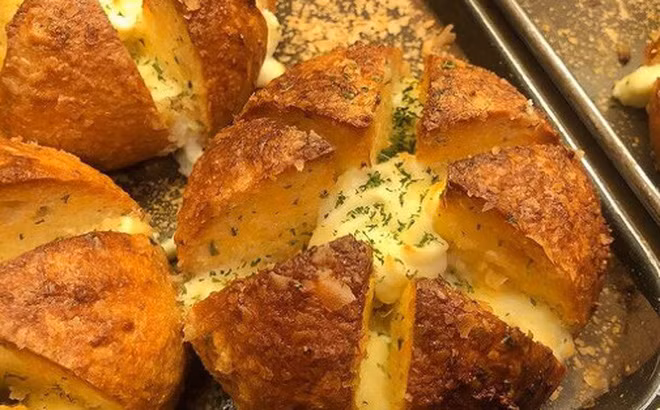 Học lỏm ngay công thức tự làm bánh mì bơ tỏi phô mai Hàn Quốc đang "hot" xình xịch ảnh 3