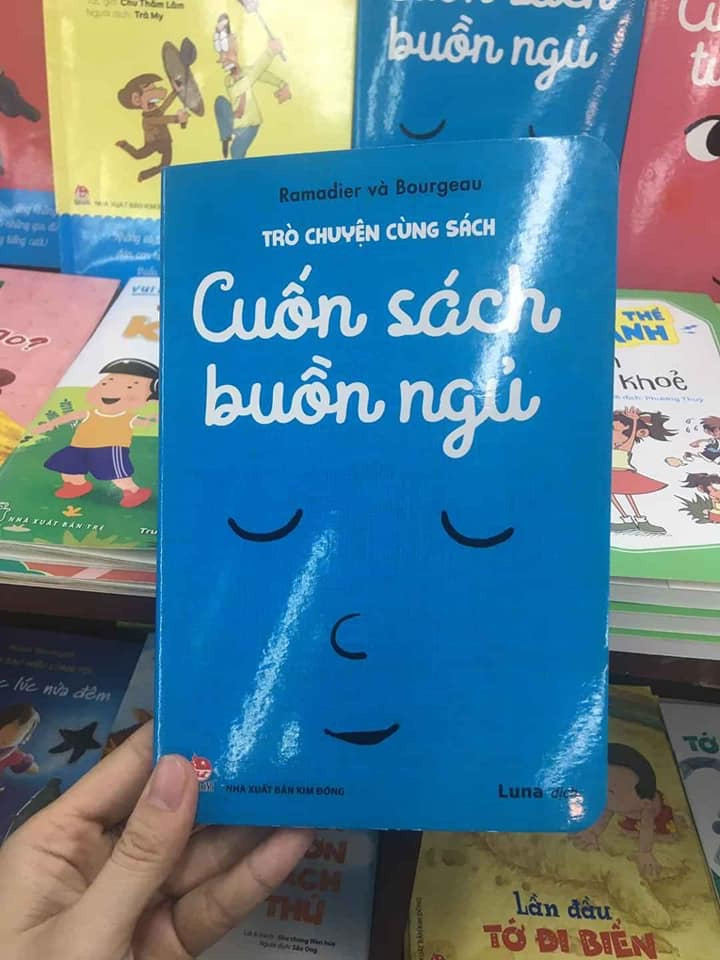 Sách gì mà chưa mở ra đọc đã muốn ngủ luôn thôi. Ảnh: Lost Bird “Cuốn sách vàng trong làng ru ngủ”, vừa nhìn thấy bìa thôi đã muốn lăn ra rồi! ảnh 1