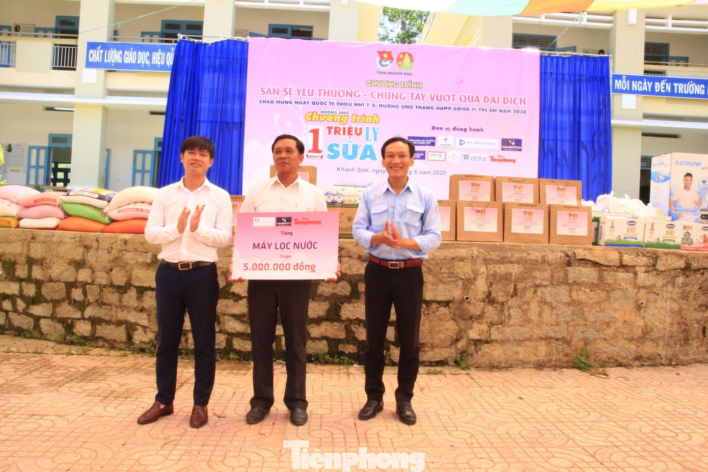 Báo Tiền Phong phối hợp trao tặng 10 máy lọc nước cho trường học vùng sâu Khánh Hoà ảnh 4