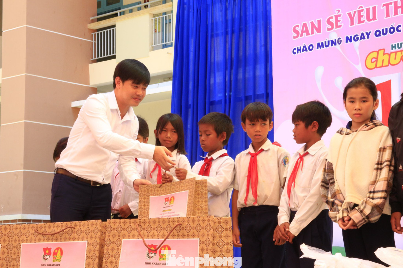 Báo Tiền Phong phối hợp trao tặng 10 máy lọc nước cho trường học vùng sâu Khánh Hoà ảnh 1