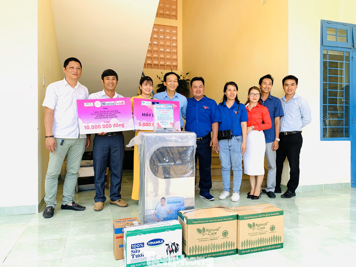 Báo Tiền Phong phối hợp trao tặng 10 máy lọc nước cho trường học vùng sâu Khánh Hoà ảnh 2