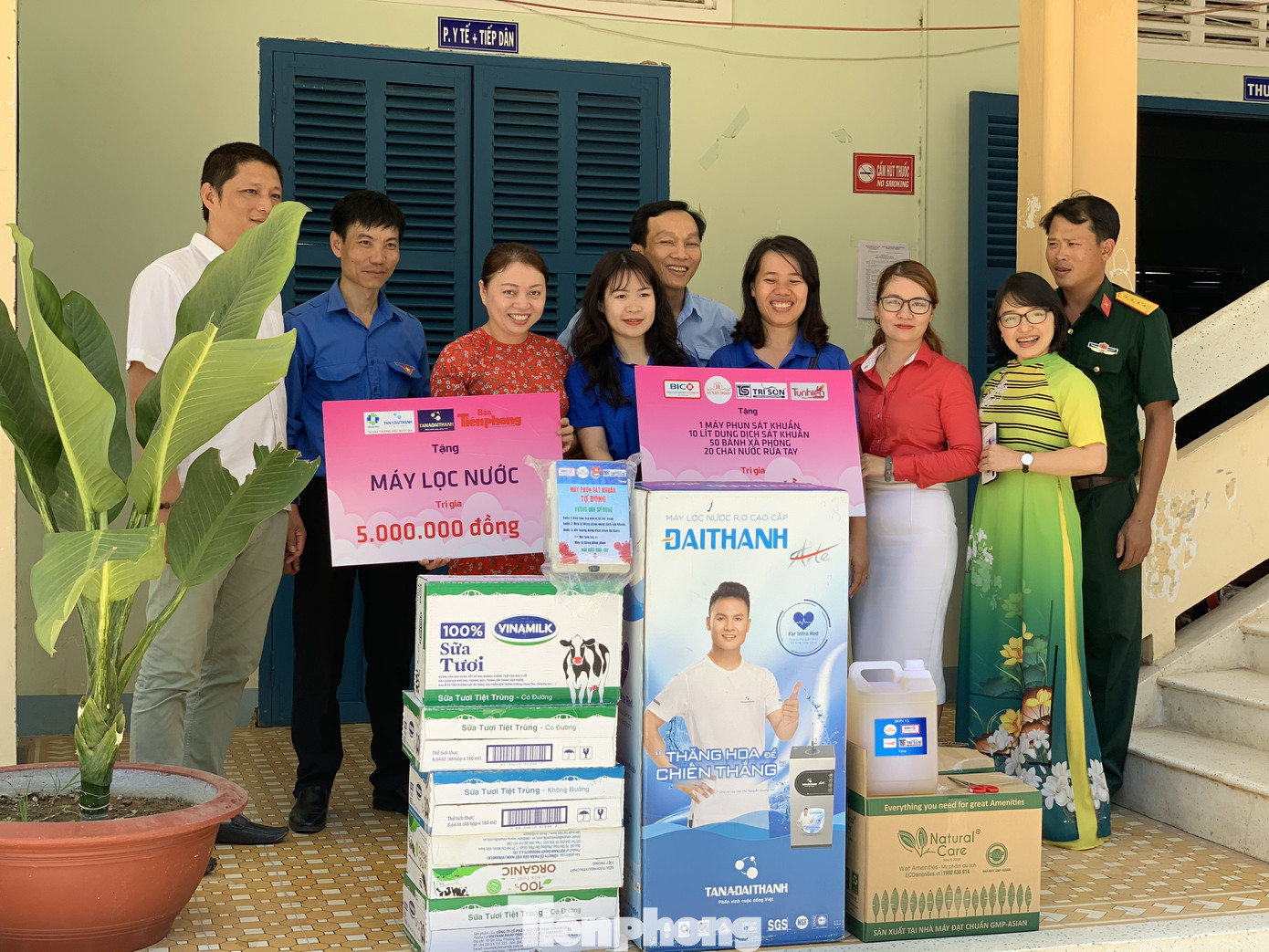 Báo Tiền Phong phối hợp trao tặng 10 máy lọc nước cho trường học vùng sâu Khánh Hoà ảnh 3