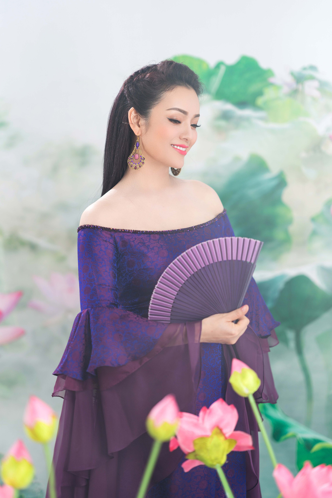 Tân Nhàn mặc áo dài phá cách trong MV mới ảnh 2