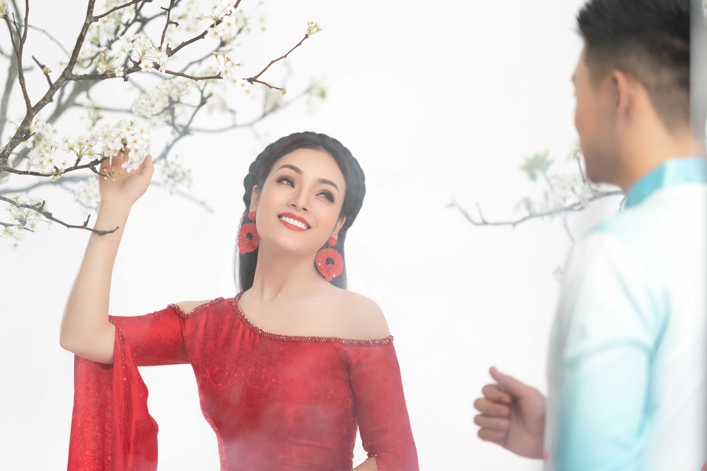 Tân Nhàn mặc áo dài phá cách trong MV mới ảnh 1