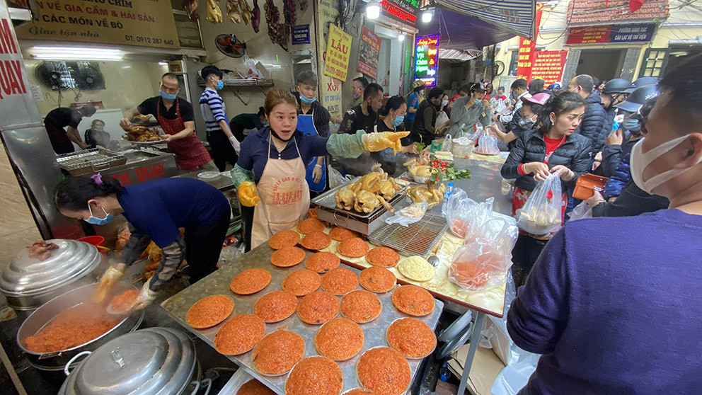 Chen chân mua đồ cúng ở ‘chợ nhà giàu’ ngày 30 Tết ảnh 4