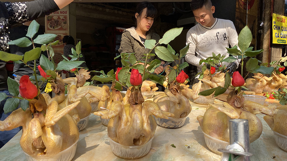 Chen chân mua đồ cúng ở ‘chợ nhà giàu’ ngày 30 Tết ảnh 3