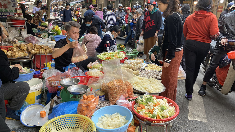 Chen chân mua đồ cúng ở ‘chợ nhà giàu’ ngày 30 Tết ảnh 9