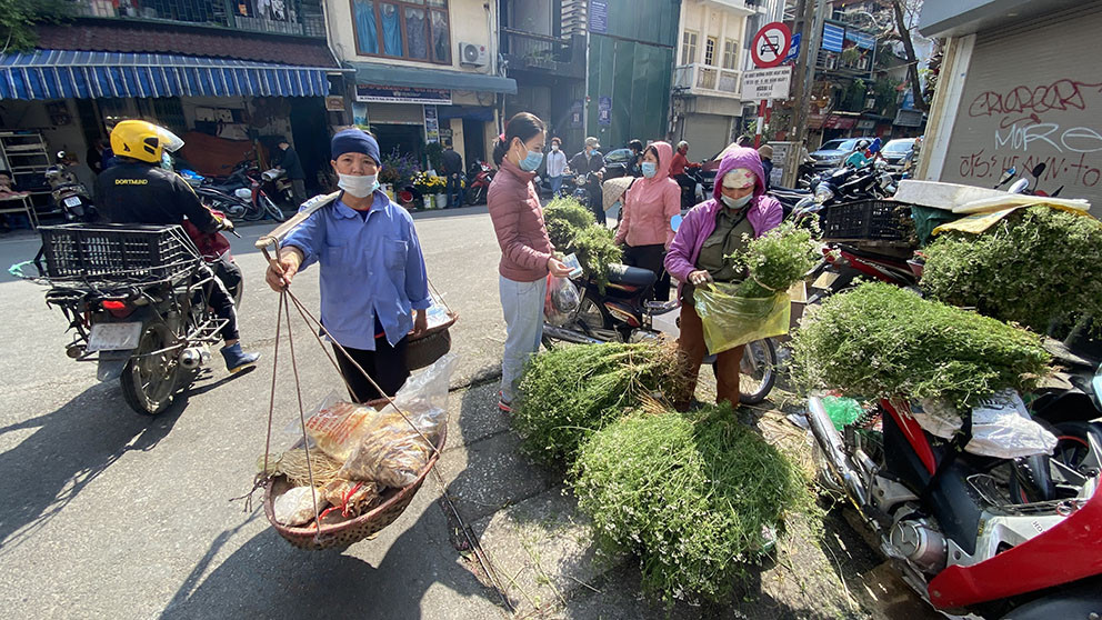 Chen chân mua đồ cúng ở ‘chợ nhà giàu’ ngày 30 Tết ảnh 15