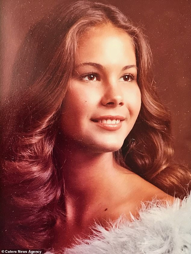 Bà nội 62 tuổi vẫn làm mẫu áo tắm, thường bị nhầm là bạn gái của con ảnh 2