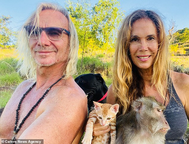 Bà nội 62 tuổi vẫn làm mẫu áo tắm, thường bị nhầm là bạn gái của con ảnh 4