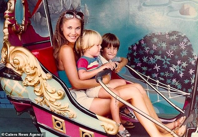 Bà nội 62 tuổi vẫn làm mẫu áo tắm, thường bị nhầm là bạn gái của con ảnh 3