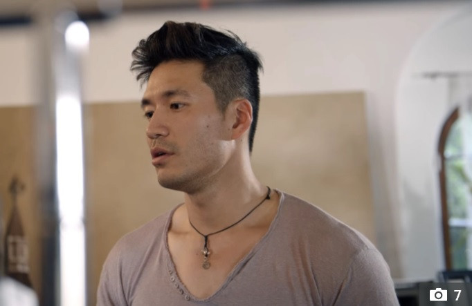 Nữ triệu phú 60 tuổi cởi áo khoe ngực trong show về giới siêu giàu châu Á gây ‘sốc’ ảnh 5