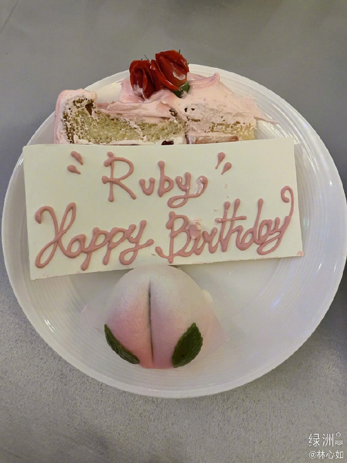 Ông xã ôm hôn tình tứ Lâm Tâm Như trong sinh nhật 45 tuổi ảnh 2