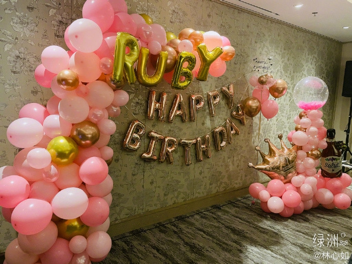 Ông xã ôm hôn tình tứ Lâm Tâm Như trong sinh nhật 45 tuổi ảnh 1